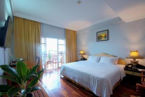 A bed or beds in a room at Hotel Somadevi Angkor Resort & Spa