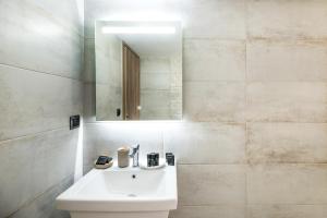 Koupelna v ubytování Eleusis Suites Β + 20 fotografií