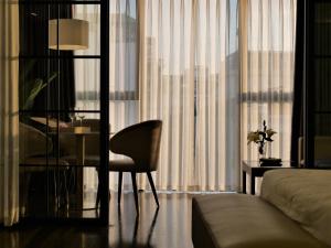 河内LIVIE Hanoi Ham Long的卧室配有书桌和靠窗的椅子