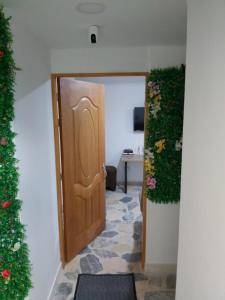 una puerta que conduce a una habitación con un árbol de Navidad en Envigado Parque Principal - Orquideas piso 3, en Envigado