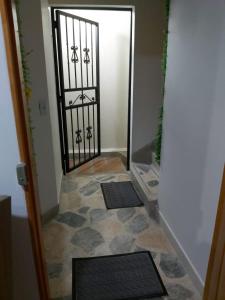 - Entrada a una habitación con puerta y suelo con alfombras en Envigado Parque Principal - Orquideas piso 3, en Envigado