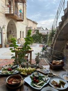 un tavolo con piatti di cibo in cima a un edificio di Naraca Cave House a Göreme