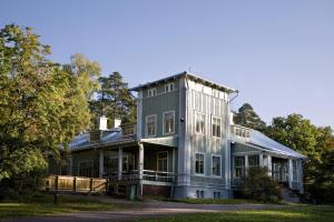 una casa grande con techo de gambrel en Rastila Camping Helsinki en Helsinki