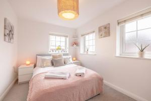 een slaapkamer met een bed met twee handdoeken erop bij Windsor Wexham One Bedroom Home Sleeps Four in Slough