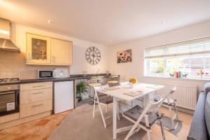 een keuken met een tafel en stoelen in een kamer bij Windsor Wexham One Bedroom Home Sleeps Four in Slough