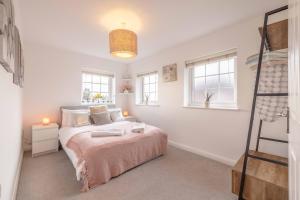 - une chambre avec un lit et 2 fenêtres dans l'établissement Windsor Wexham One Bedroom Home Sleeps Four, à Slough