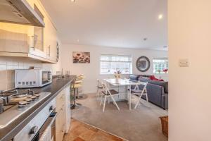 Kjøkken eller kjøkkenkrok på Windsor Wexham One Bedroom Home Sleeps Four