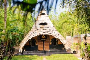 Aed väljaspool majutusasutust Igabara Hobbit House