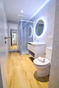 a bathroom with a toilet and a sink and a shower at Letmalaga Square Merced in Málaga