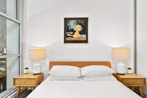 Una cama o camas en una habitación de Charming Modern Apartment with City Views DUPLICATE
