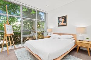 Una cama o camas en una habitación de Charming Modern Apartment with City Views DUPLICATE