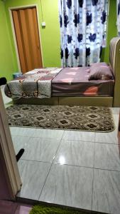 Ein Bett oder Betten in einem Zimmer der Unterkunft Rizki Homestay