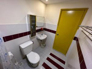 une salle de bains avec toilettes et lavabo dans l'établissement 2 Bedroom Apartment @ Bay View Port Dickson, à Port Dickson 2 autres photos