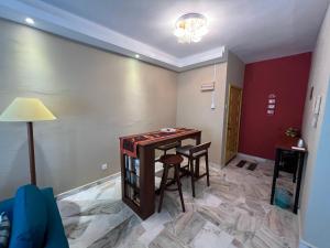 une salle à manger avec une table et deux chaises dans l'établissement 2 Bedroom Apartment @ Bay View Port Dickson, à Port Dickson