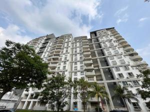 un grand immeuble d'appartements blanc avec des arbres devant lui dans l'établissement 2 Bedroom Apartment @ Bay View Port Dickson, à Port Dickson