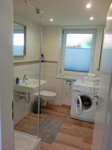 Un baño con lavabo y lavadora. en Ferienwohnung am Argental, en Wangen im Allgäu 16 fotos más