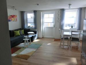 una sala de estar con un sofá y una mesa en Ferienwohnung am Argental, en Wangen im Allgäu