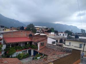 un grupo de edificios con montañas en el fondo en Hospedaje Anayauhcalli, en Tepoztlán