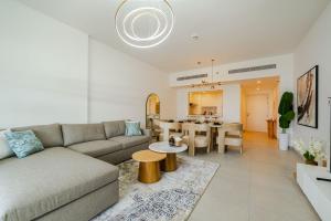 Posezení v ubytování Charming Two Bedroom in Madinat Jumeirah Living