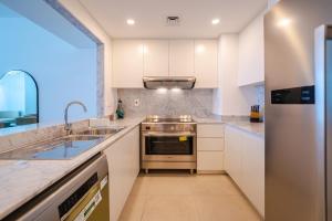 Kuchyň nebo kuchyňský kout v ubytování Charming Two Bedroom in Madinat Jumeirah Living