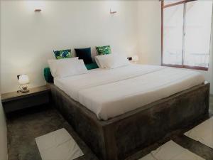 Voodi või voodid majutusasutuse The Tottam Beach Hotel - Trincomalee toas