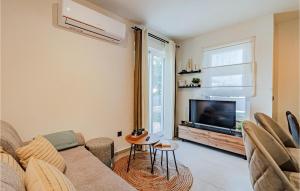 - un salon avec un canapé et une télévision dans l'établissement 2 Bedroom Lovely Apartment In Blato, à Blato