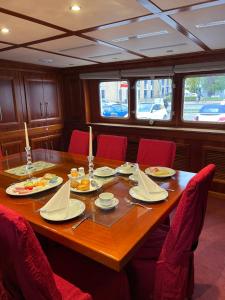 Essen auf dem Boot oder in der Nähe