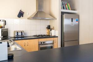een keuken met een roestvrijstalen koelkast en een fornuis bij Lime Tree Haven in Margaret River Town