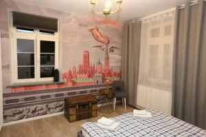 グダニスクにあるOld Gdansk No 8の壁画のあるベッドルーム