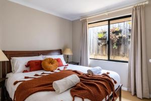 een slaapkamer met een bed met een groot raam bij Lime Tree Haven in Margaret River Town