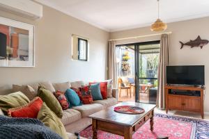 een woonkamer met een bank en een tafel bij Lime Tree Haven in Margaret River Town