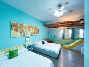 1 dormitorio con 2 camas y un cuadro en la pared en 田中歐寒集b&b, en Dongshan