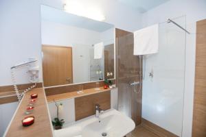 A bathroom at Hotel Corvus Aqua