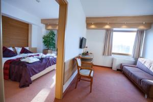 A bed or beds in a room at Hotel Corvus Aqua