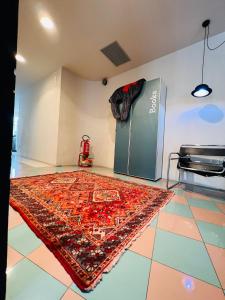 einen Teppich auf dem Boden in einem Zimmer mit Kühlschrank in der Unterkunft hotel garni Santa Caterina in Orta San Giulio