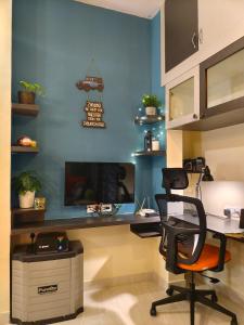 biuro z biurkiem z komputerem i krzesłem w obiekcie Home Tales 2390 by Tipiverse - HSR Layout w mieście Bengaluru