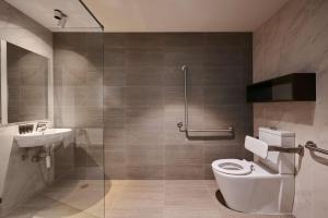 Koupelna v ubytování Hotel Kurrajong Canberra