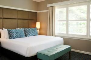 Postel nebo postele na pokoji v ubytování Hotel Kurrajong Canberra