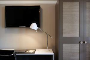 TV a/nebo společenská místnost v ubytování Hotel Kurrajong Canberra