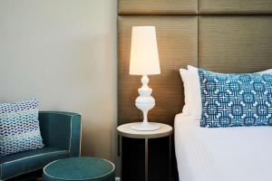 Postel nebo postele na pokoji v ubytování Hotel Kurrajong Canberra