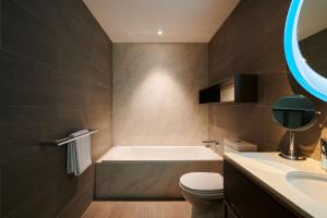 Koupelna v ubytování Hotel Kurrajong Canberra + 31 fotografií