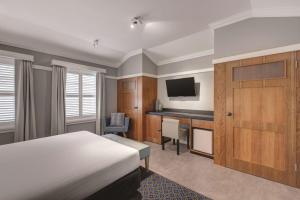 TV a/nebo společenská místnost v ubytování Hotel Kurrajong Canberra