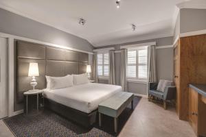 Postel nebo postele na pokoji v ubytování Hotel Kurrajong Canberra