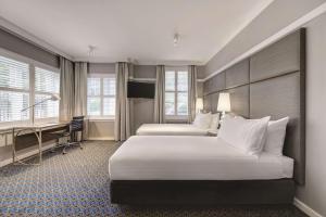 Postel nebo postele na pokoji v ubytování Hotel Kurrajong Canberra