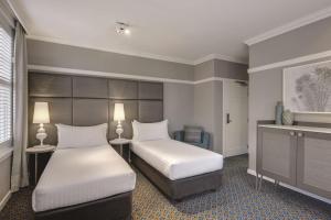 Postel nebo postele na pokoji v ubytování Hotel Kurrajong Canberra