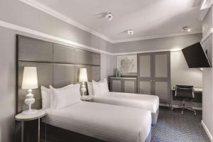 Postel nebo postele na pokoji v ubytování Hotel Kurrajong Canberra