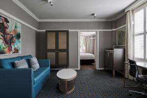 Postel nebo postele na pokoji v ubytování Hotel Kurrajong Canberra