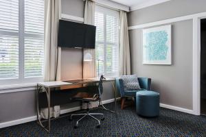 坎培拉的住宿－堪培拉庫拉降酒店，办公室,配有桌子、椅子和窗户