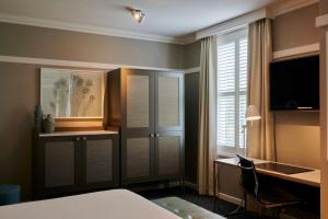 TV a/nebo společenská místnost v ubytování Hotel Kurrajong Canberra
