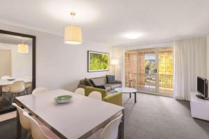 uma sala de estar com um sofá e uma mesa em Adina Serviced Apartments Canberra Kingston em Canberra